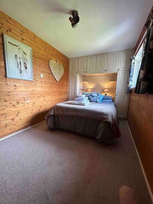 Wooden Cottage With Lake View Enniskillen Exterior photo